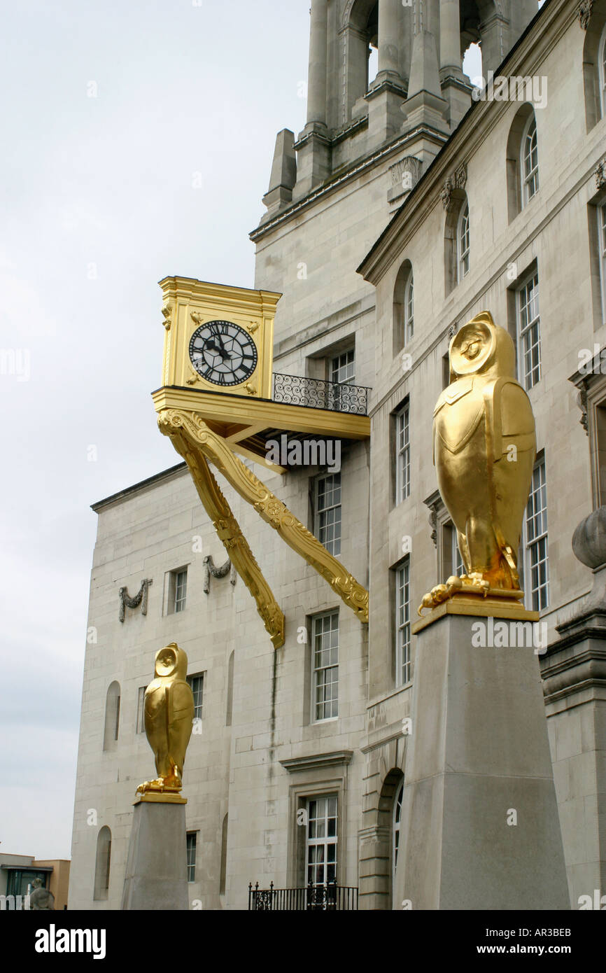 Vergoldete Uhr und Eulen außerhalb Civic Hall-Leeds Stockfoto
