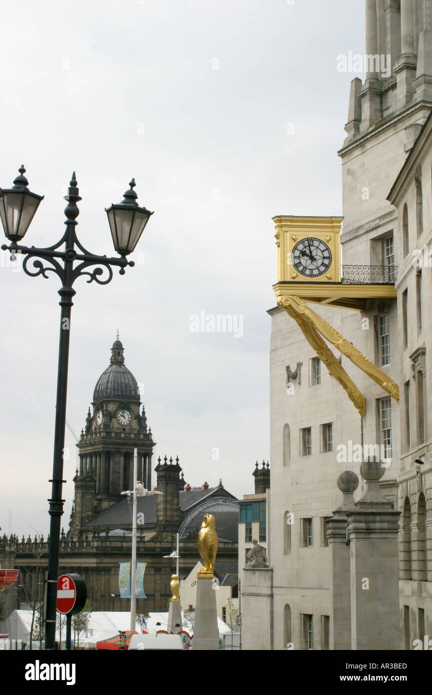 Vergoldeten Uhr und Eulen außerhalb Civic Hall-Leeds Stockfoto