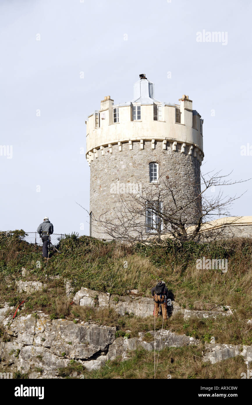 Naturschützer arbeiten an St. Vincents Rocks, Avon-Schlucht, Bristol, selektiv entfernen Sträucher und invasive Pflanzen Stockfoto