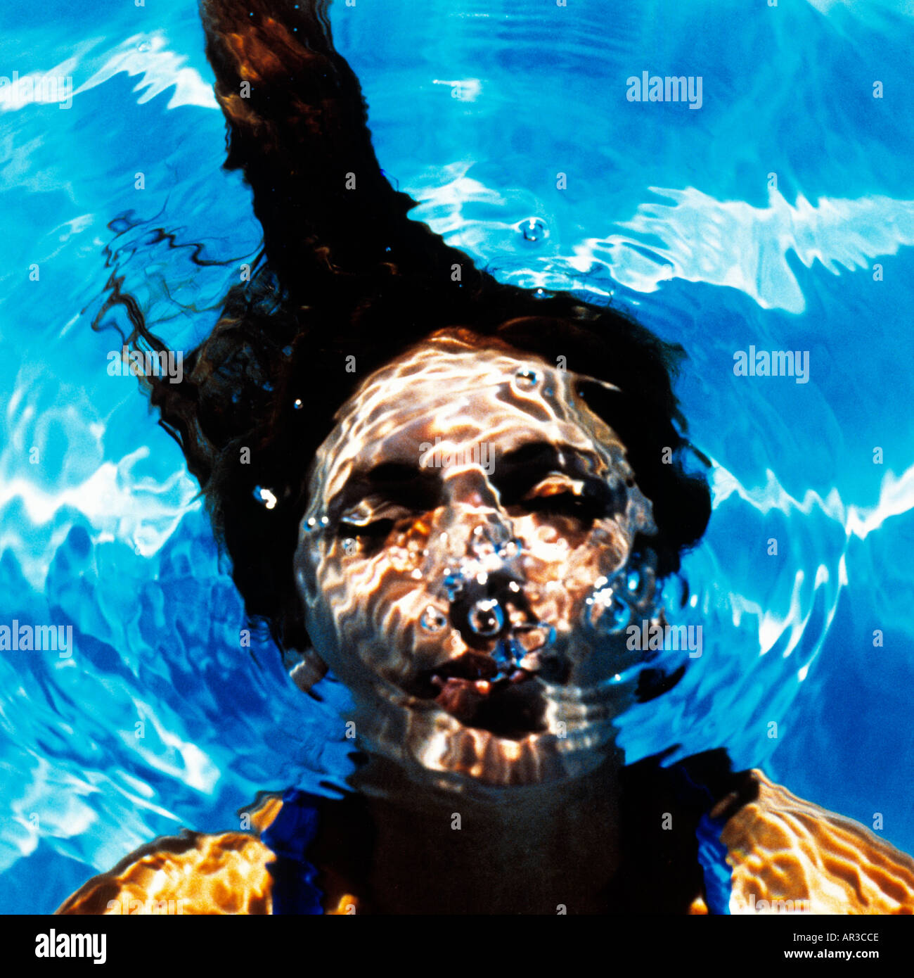 junge Frau in einem Pool unter Wasser unter Wasser Stockfoto