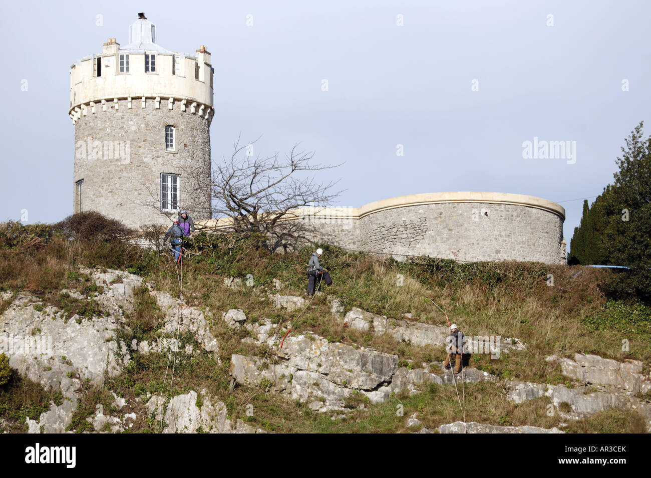 Naturschützer arbeiten an St. Vincents Rocks, Avon-Schlucht, Bristol, selektiv entfernen Sträucher und invasive Pflanzen Stockfoto