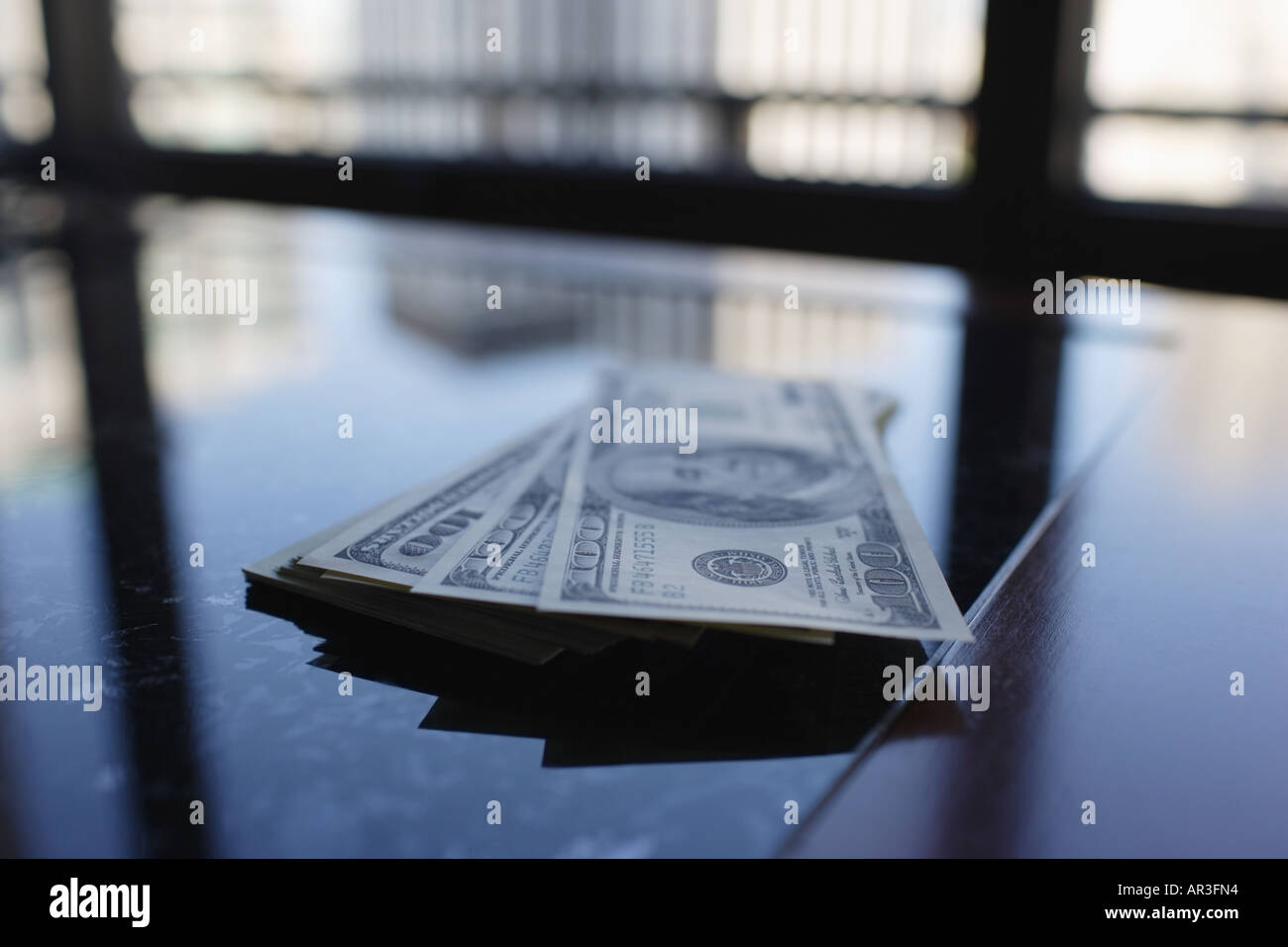 Amerikanische Dollarscheine auf executive Tisch Stockfoto