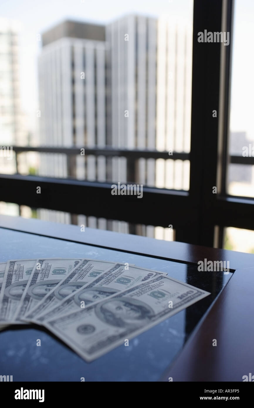 Amerikanische Dollarscheine auf executive Tisch im Büro Stockfoto