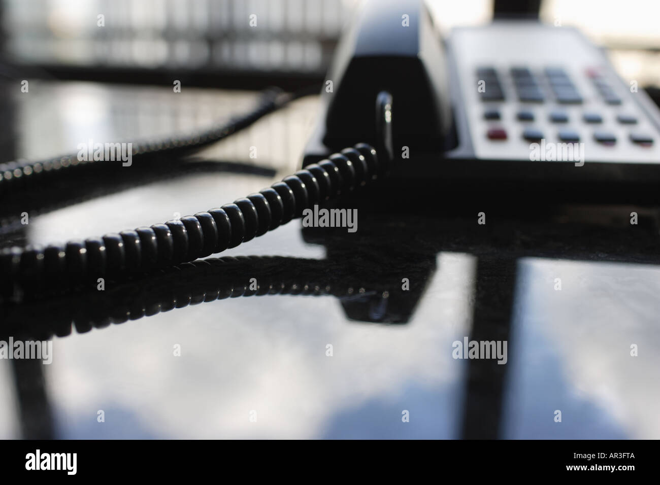 Telefon auf executive Tisch mit Wolken reflektieren Oberfläche Stockfoto