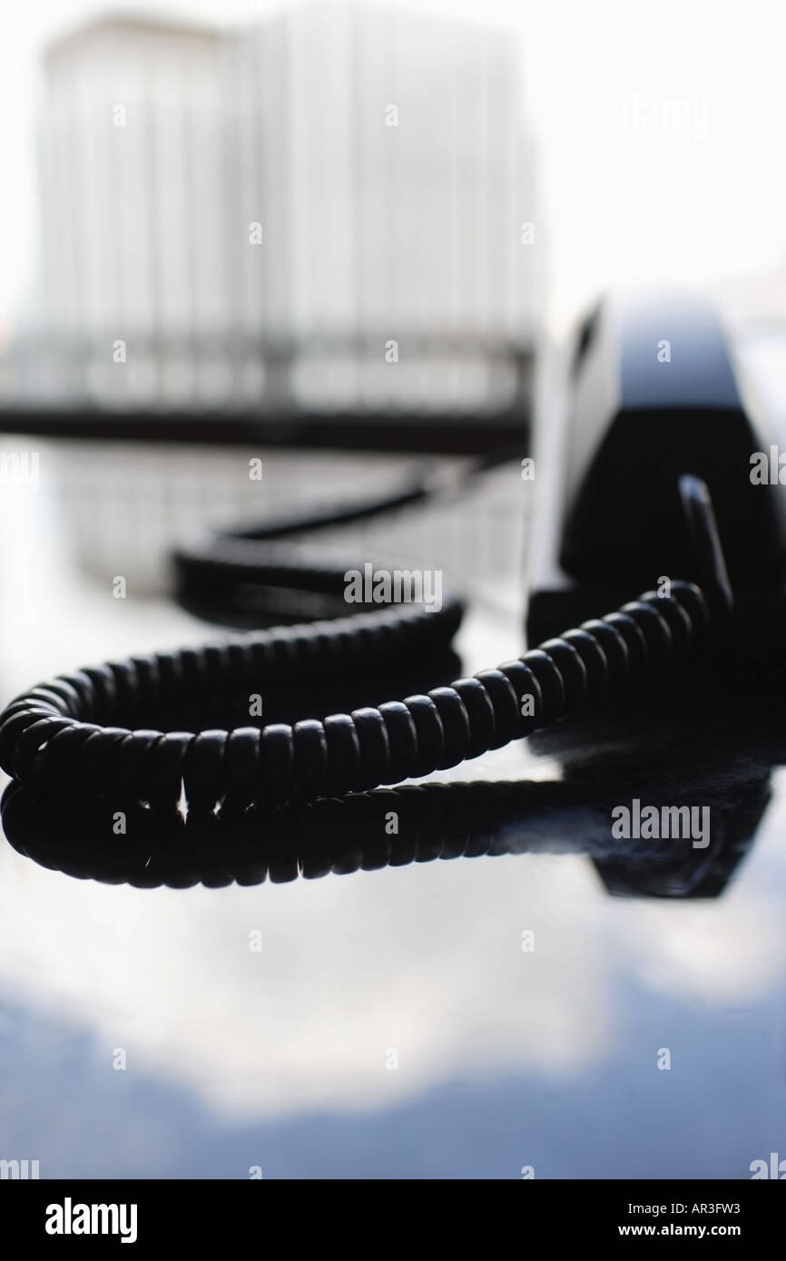 Telefon auf executive Tisch mit Wolken reflektieren Oberfläche Stockfoto