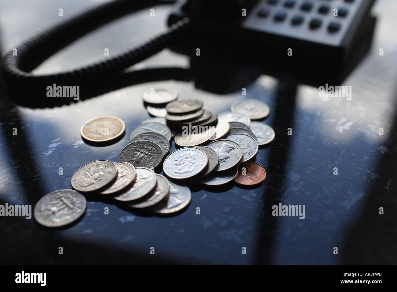 Telefon und amerikanischen Währung auf executive Tisch Stockfoto