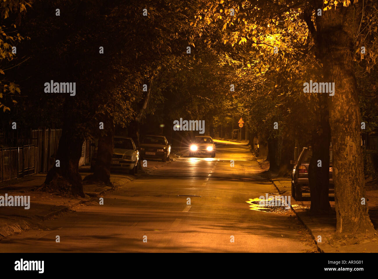 Auto fahren entlang einer s-Bahn-Straße bei Nacht Stockfoto