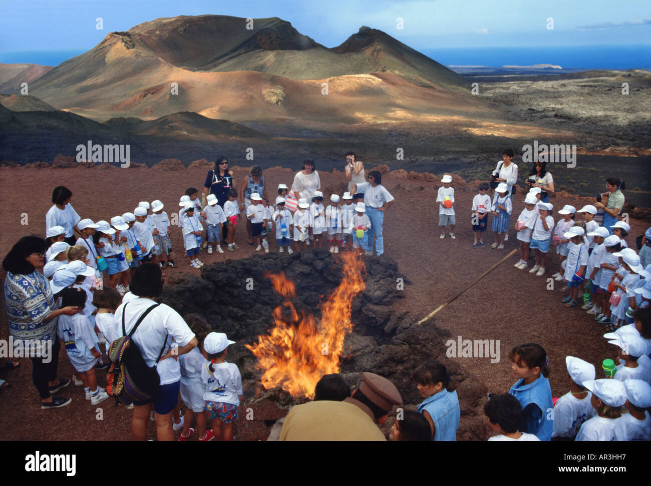 Schule Klasse sammeln um ein Feuer, Nationalpark Timanfaya, Lanzarote, Kanarische Inseln, Spanien, Europa Stockfoto