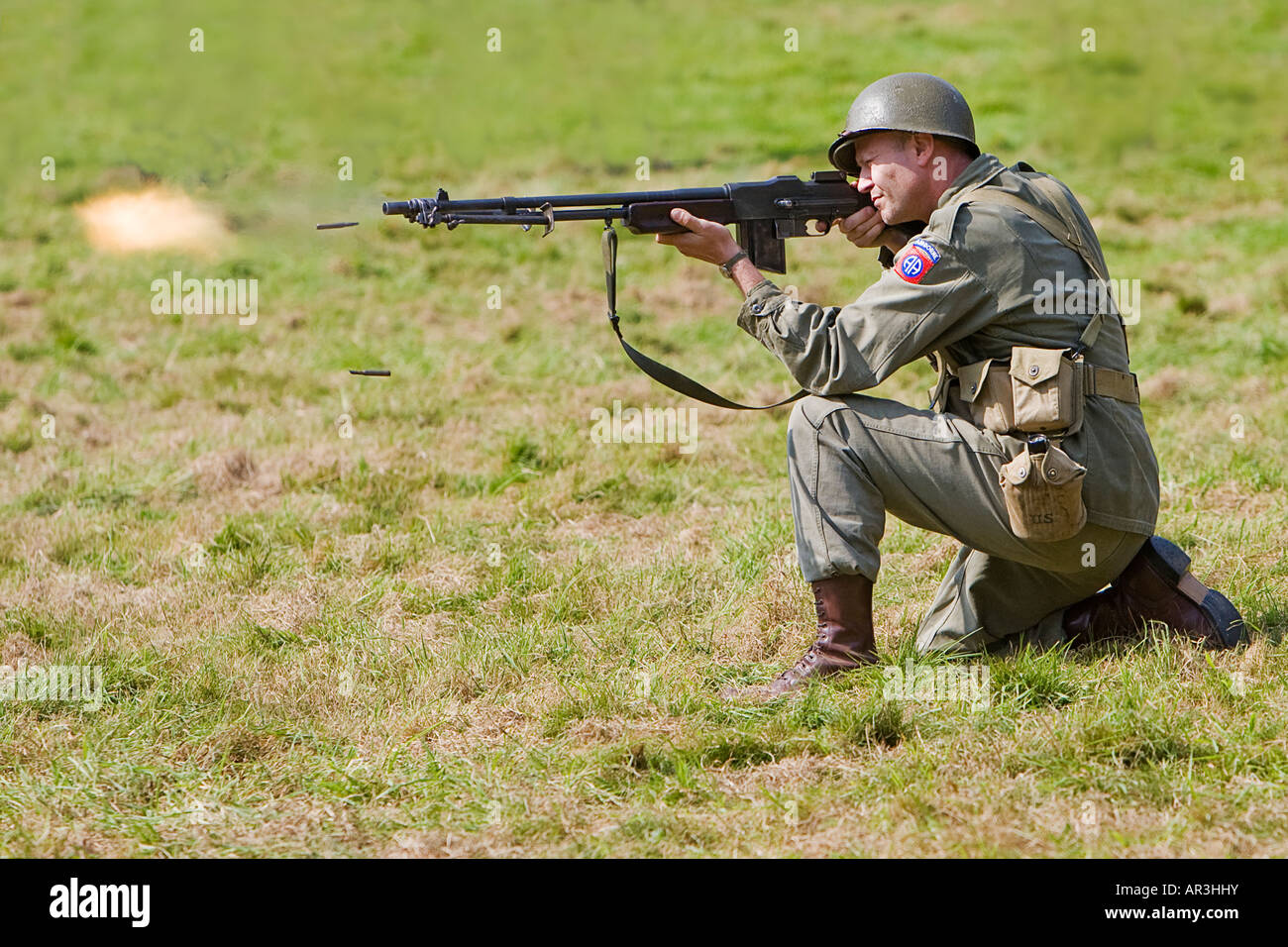 Knienden Soldaten feuern Selbstladegewehr Stockfoto