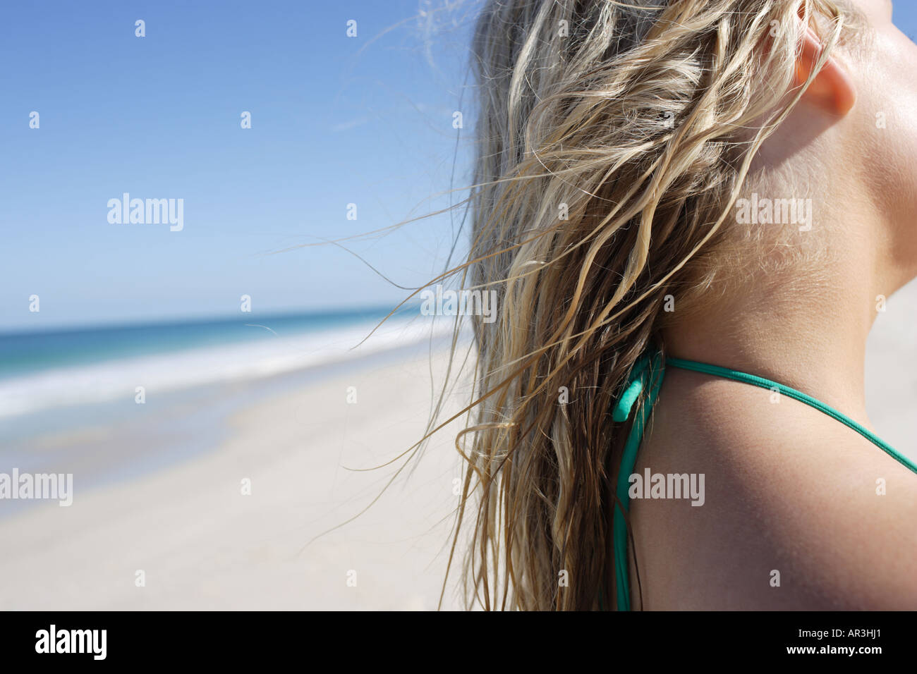 Detail von blondem Haar eine junge Frau am Strand Stockfoto
