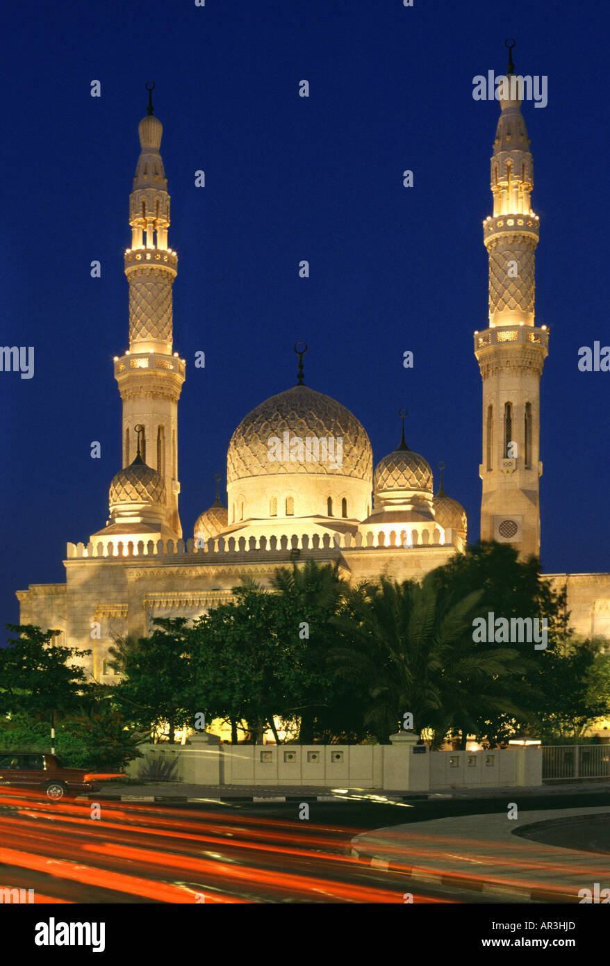Beleuchtete Jumairah Moschee in der Nacht, Dubai, Mittlerer Osten, Vereinigte Arabische Emirate, Asien Stockfoto