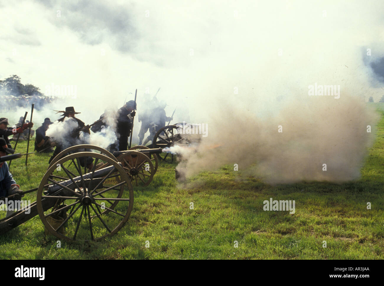 Kanonen feuern während Civil War Reenactment, UK Stockfoto