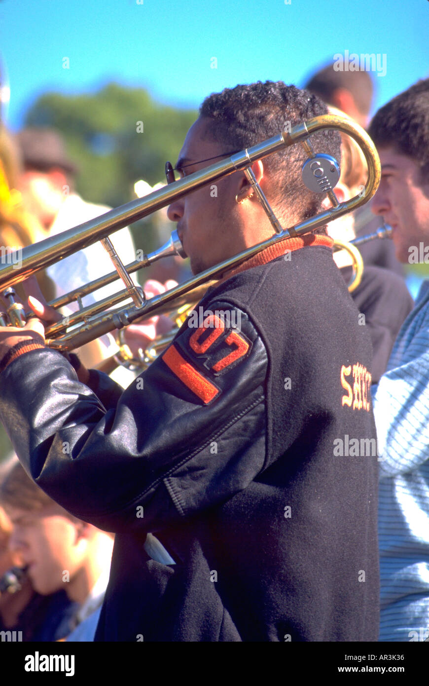 High School-Posaunist 16 im Pep-Band bei Football-Spiel. Minneapolis Minnesota USA Stockfoto