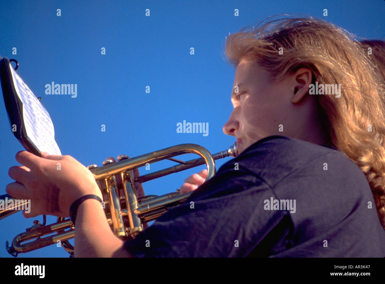 High School Trompeter Alter von 16 Jahren in Pep-Band bei Football-Spiel. Der South High School Minneapolis Minnesota USA Stockfoto