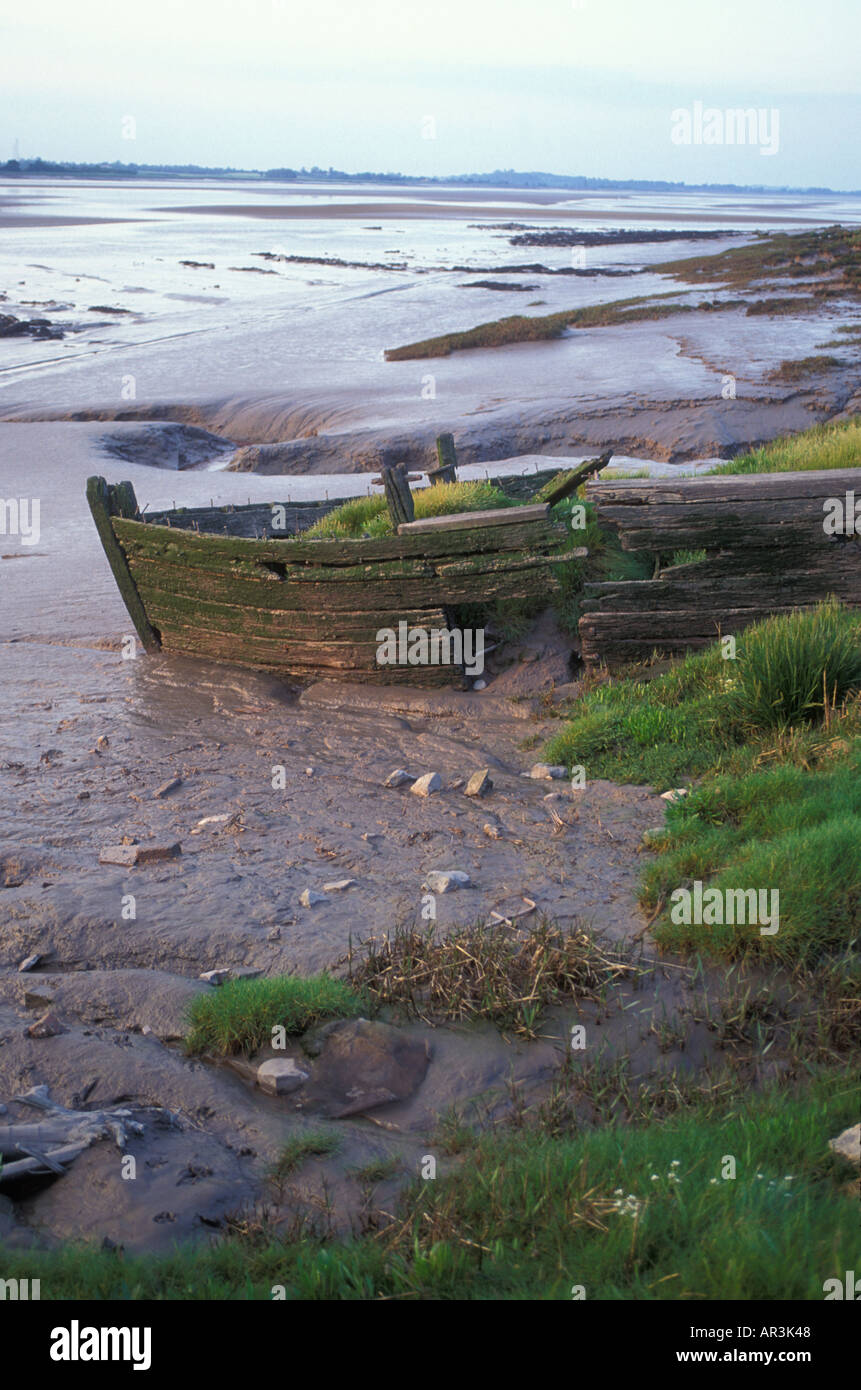 Fluß Severn in der Nähe von Schärfe, Glos. Alten Kähne geerdet, Erosion der Ufer des Flusses zu verhindern Stockfoto