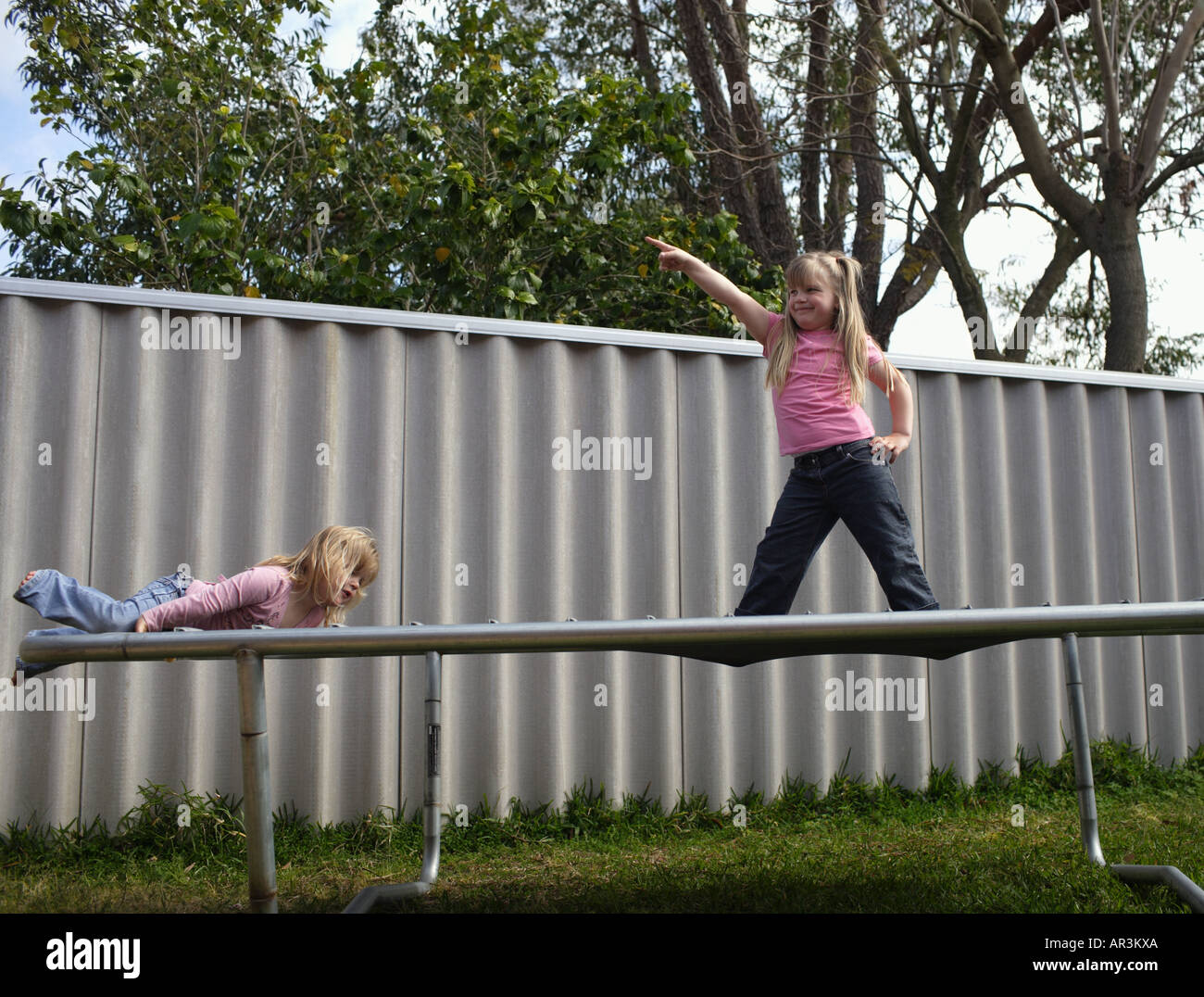 Junge Mädchen spielen auf Trampolin Stockfoto