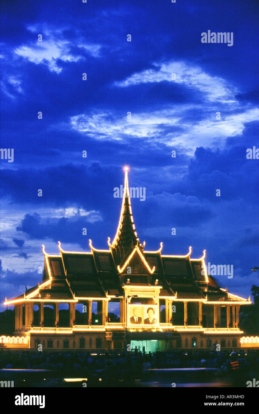 Der beleuchtete königliche Palast bei Nacht, Phnom Penh, Kambodscha, Asien Stockfoto