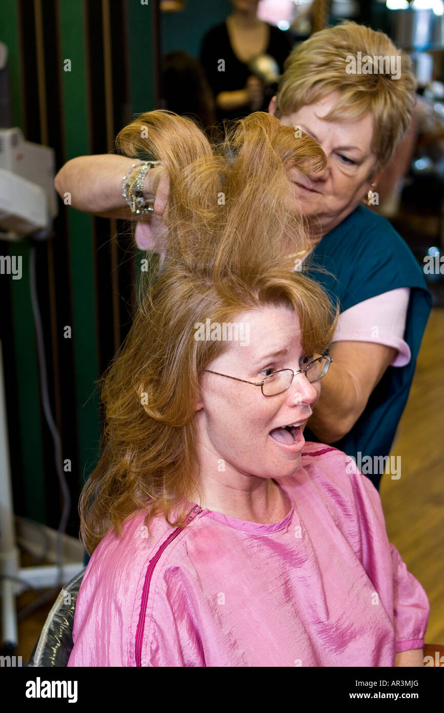 Überrascht Frau, ihr Haar getan in einem Schönheitssalon Stockfoto