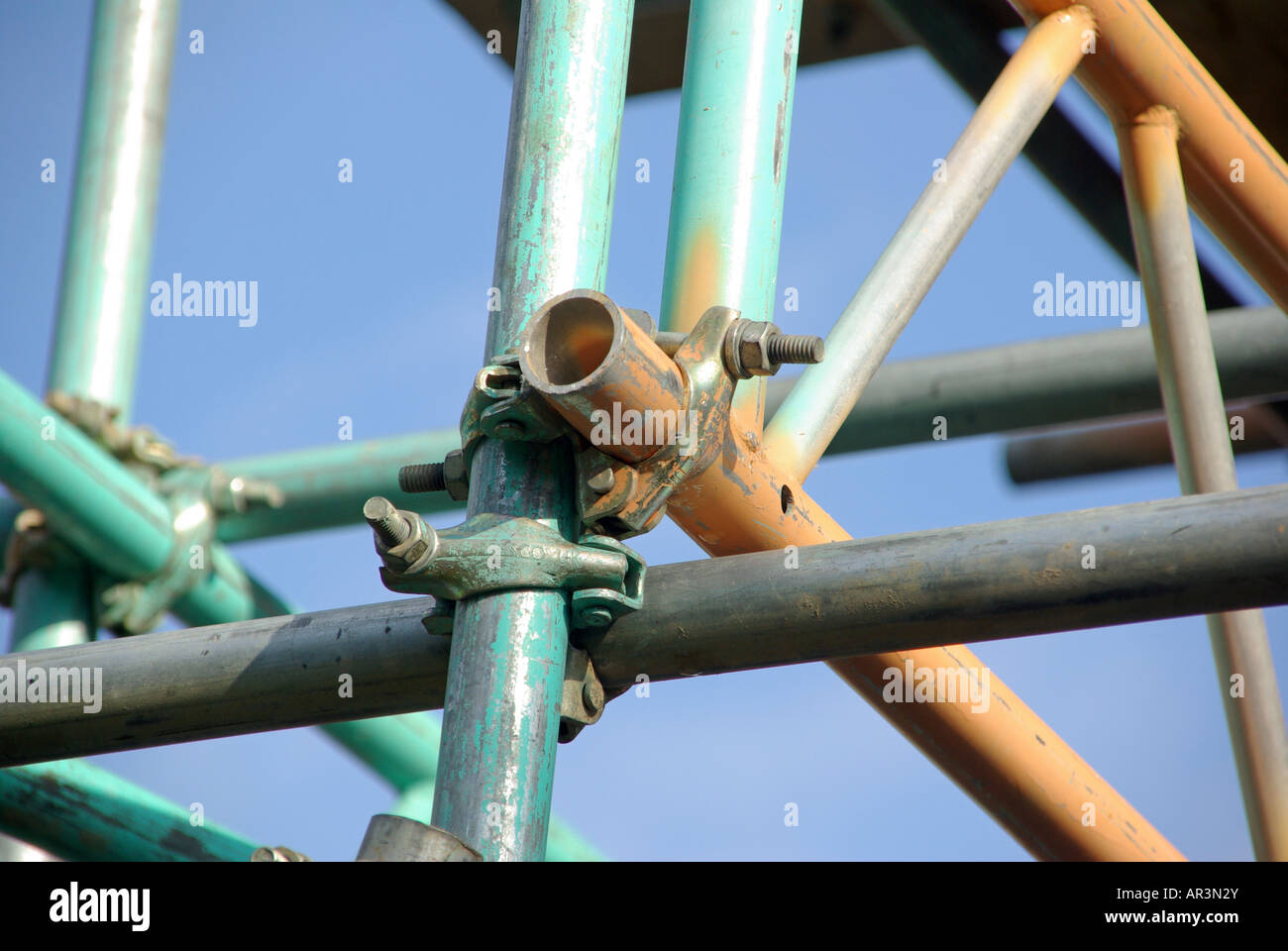 Nahaufnahme von Gerüst Verbindung zwischen Pfosten und Leiter Strahl Einheit an der Ecke des Gebäudes Stockfoto