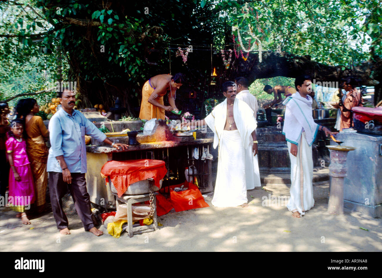 Shiva-Tempel Kerala Indien Priester Puja ausführen Stockfoto