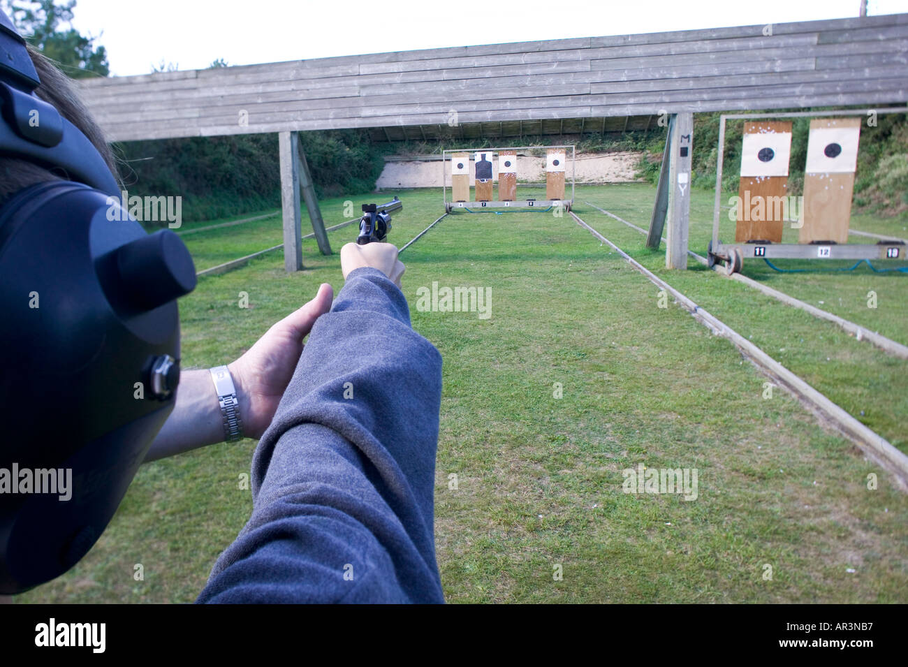 Person-Schießen Pistole am Schießplatz Jersey Channel Islands Stockfoto