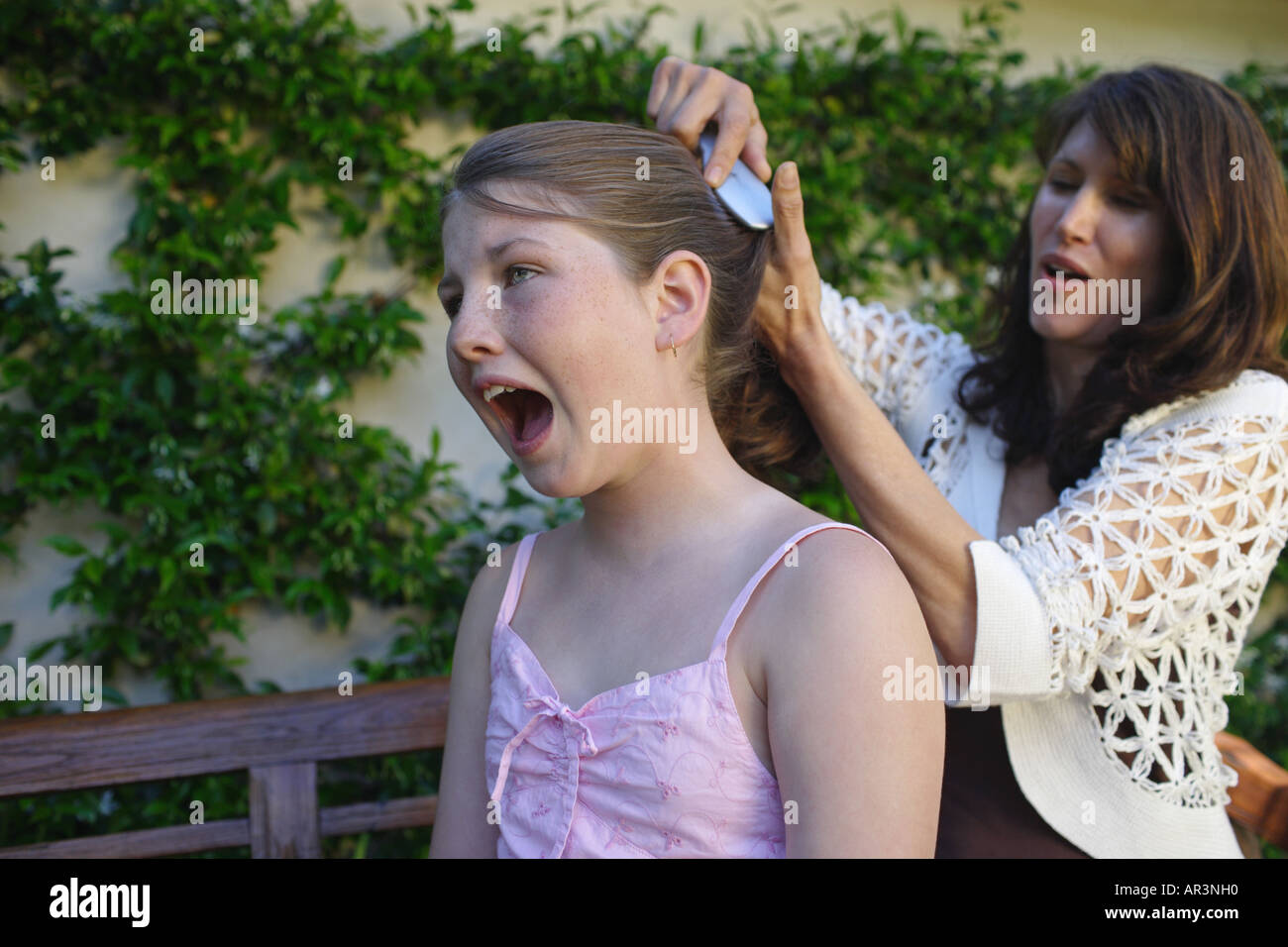 Haare kämmen Tochter Mutter Stockfoto