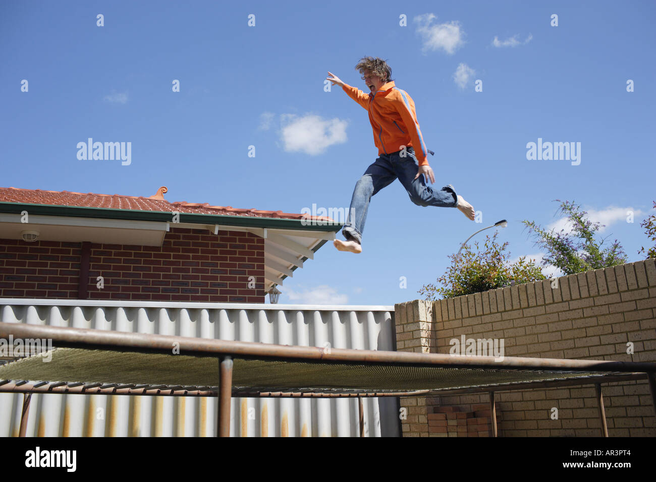 Junger Mann auf Trampolin springen Stockfoto
