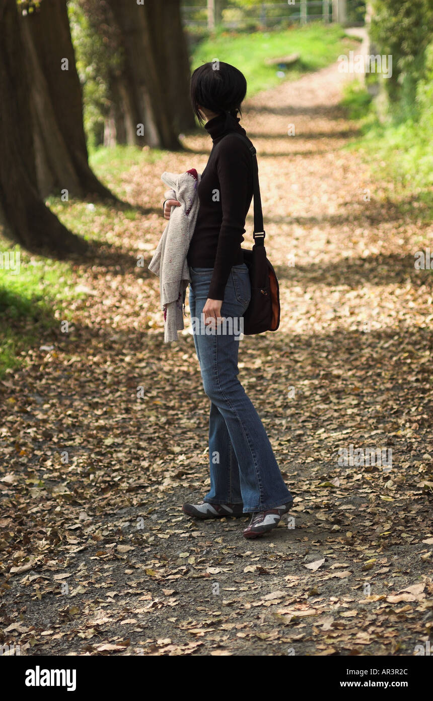 Junge Frau im Park warten Stockfoto