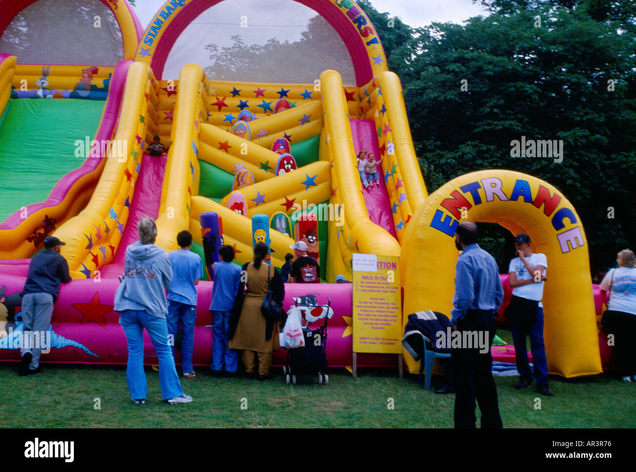 Eid Mela - Eid feiern mit Hüpfburg Rutsche in Birmingham England Stockfoto