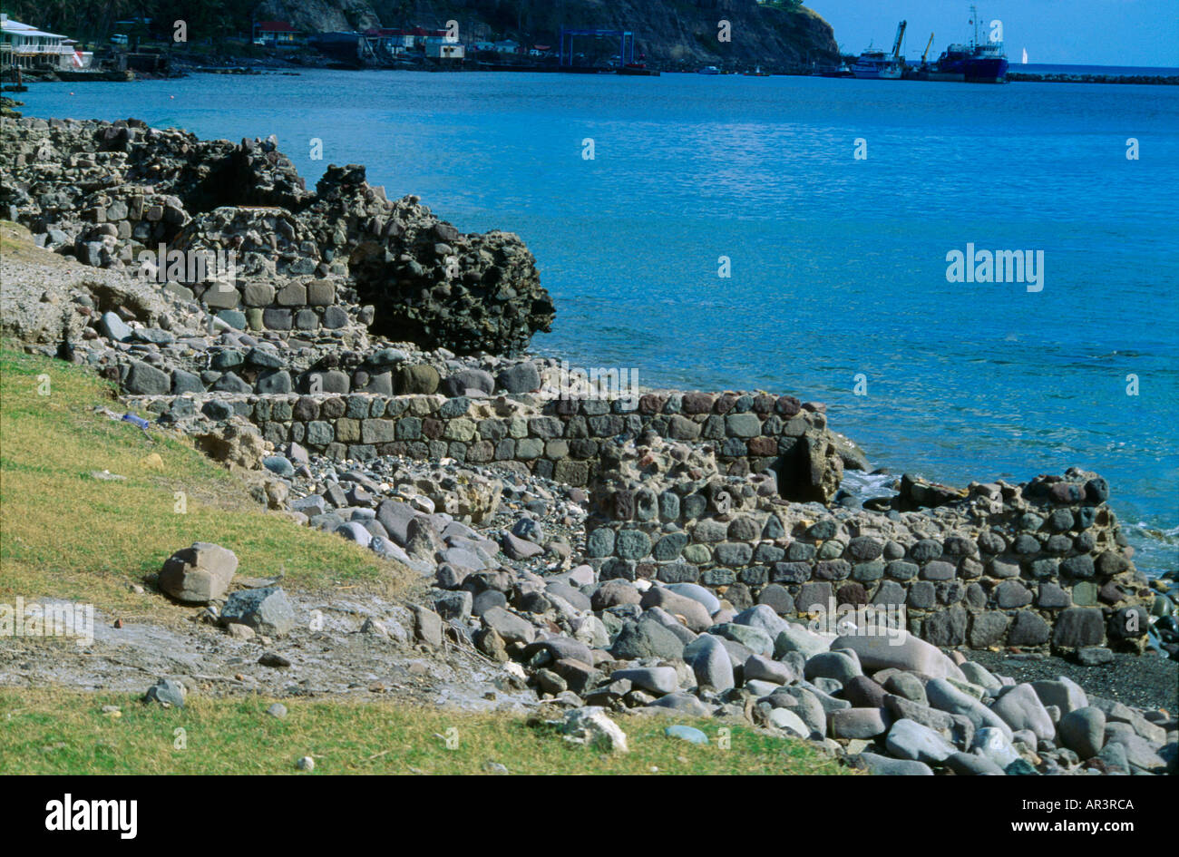 Niederlande Antillen St Eustatius Oranjestad Unterstadt Ruinen aus dem 18. Jahrhundert Lager auf Vorderseite Stockfoto