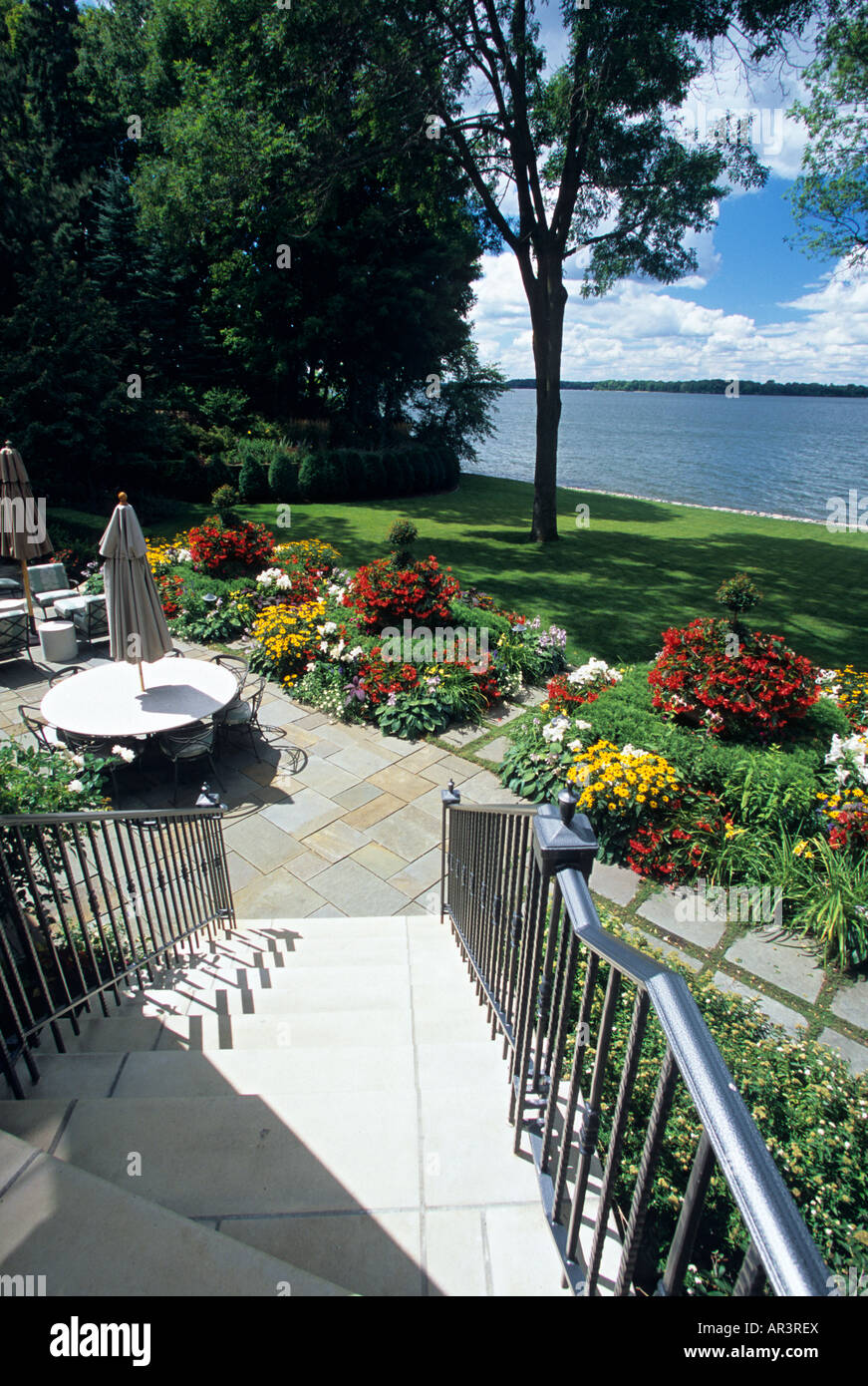 EINE TREPPE INNENHOF DES MINNESOTA LAKE HOME UND GRENZE GARTEN STAUDEN UND EINJÄHRIGEN PFLANZEN.  SOMMER. AMERIKA. Stockfoto