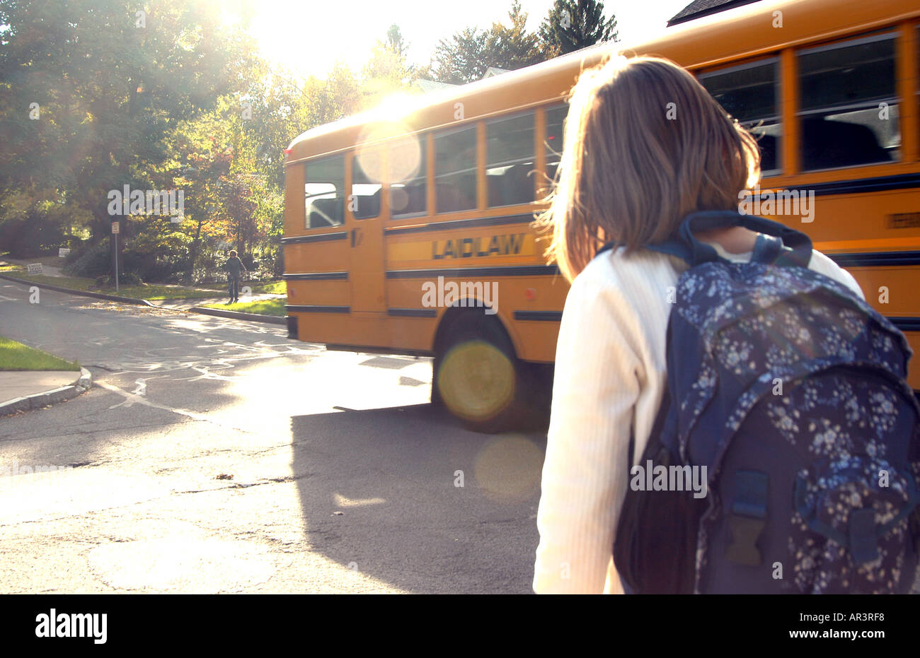 Kinder warten auf den bus Stockfoto