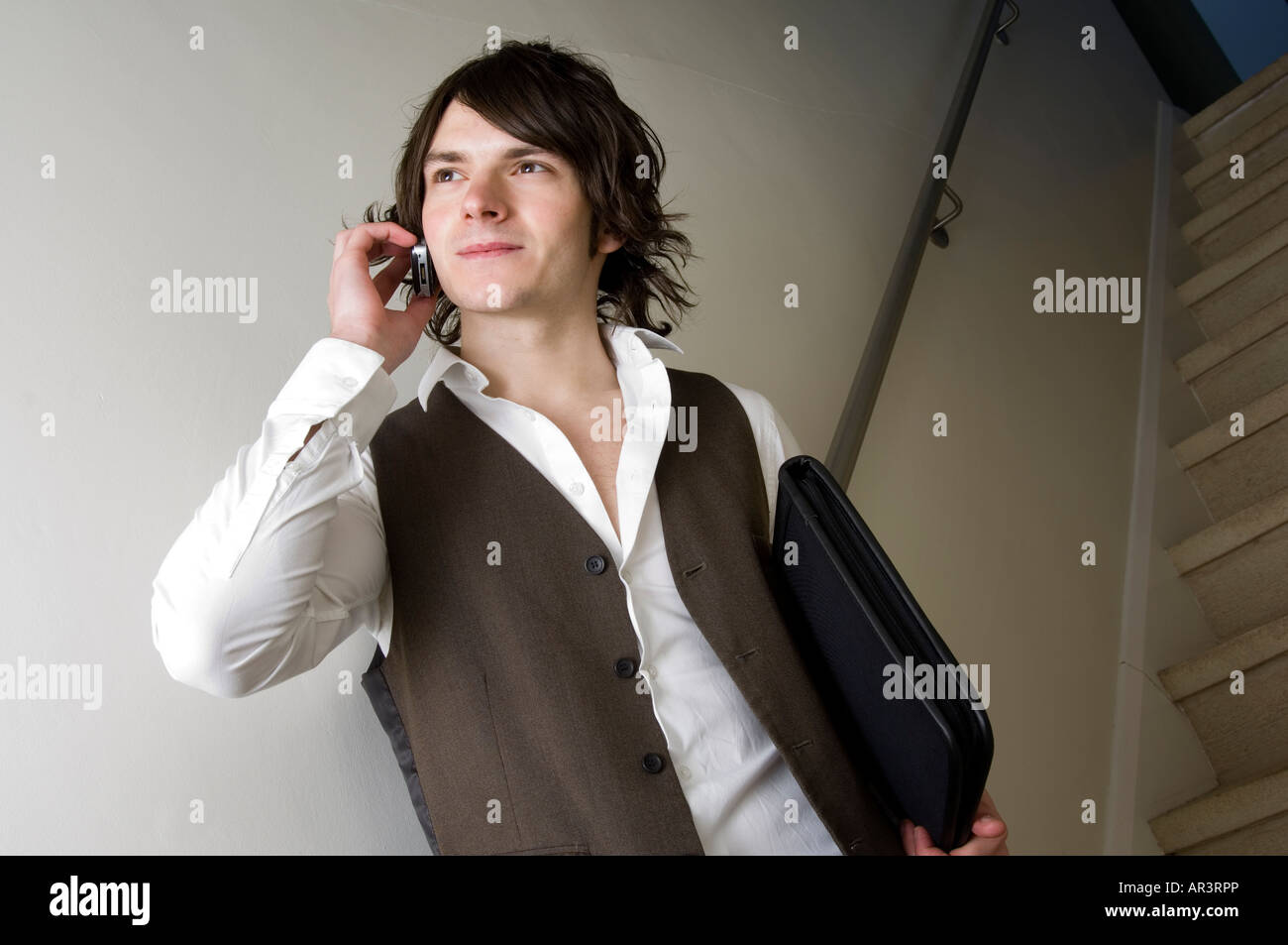 junge trendige Geschäftsmann ein Telefongespräch Stiegenhaus Stockfoto