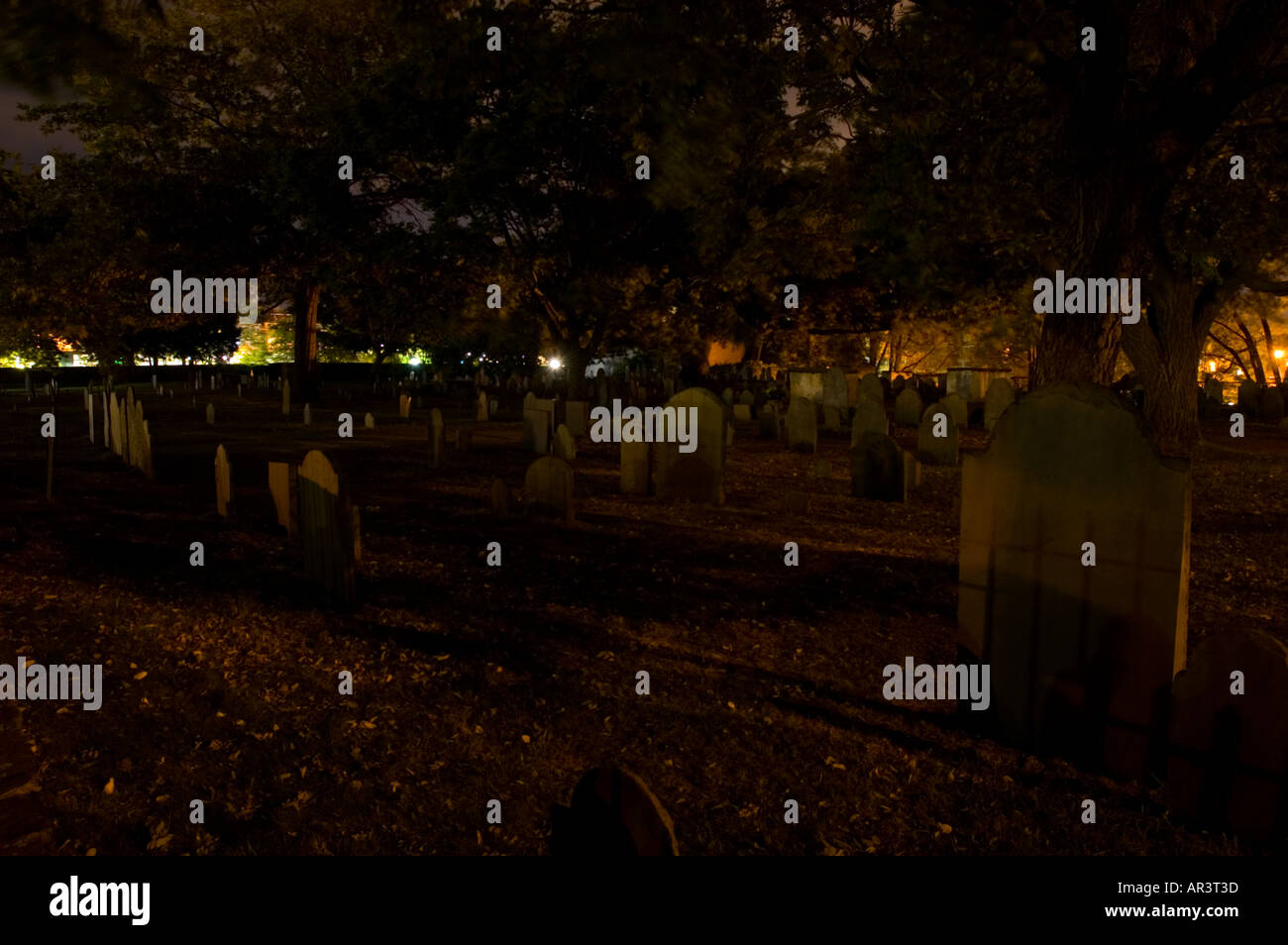 Salem-Friedhof in der Nacht Stockfoto