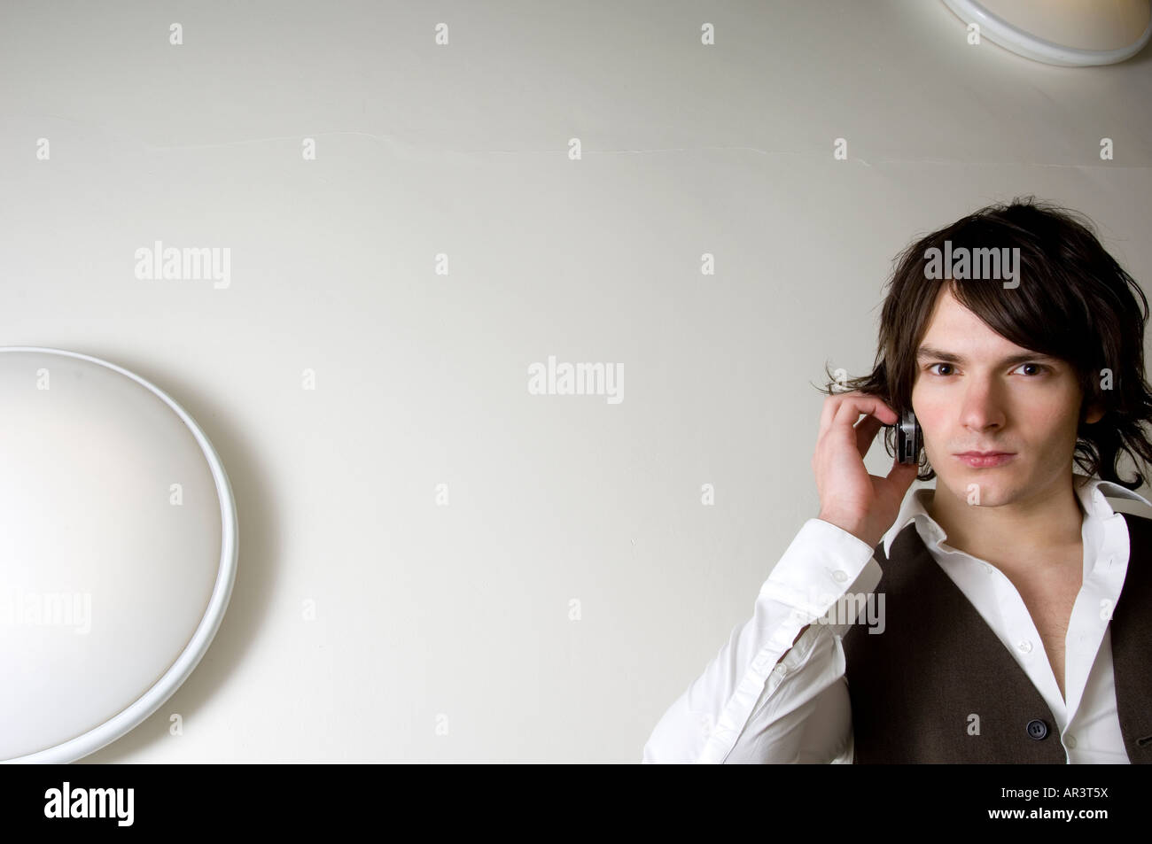 junge trendige Geschäftsmann ein Telefongespräch Stiegenhaus Stockfoto