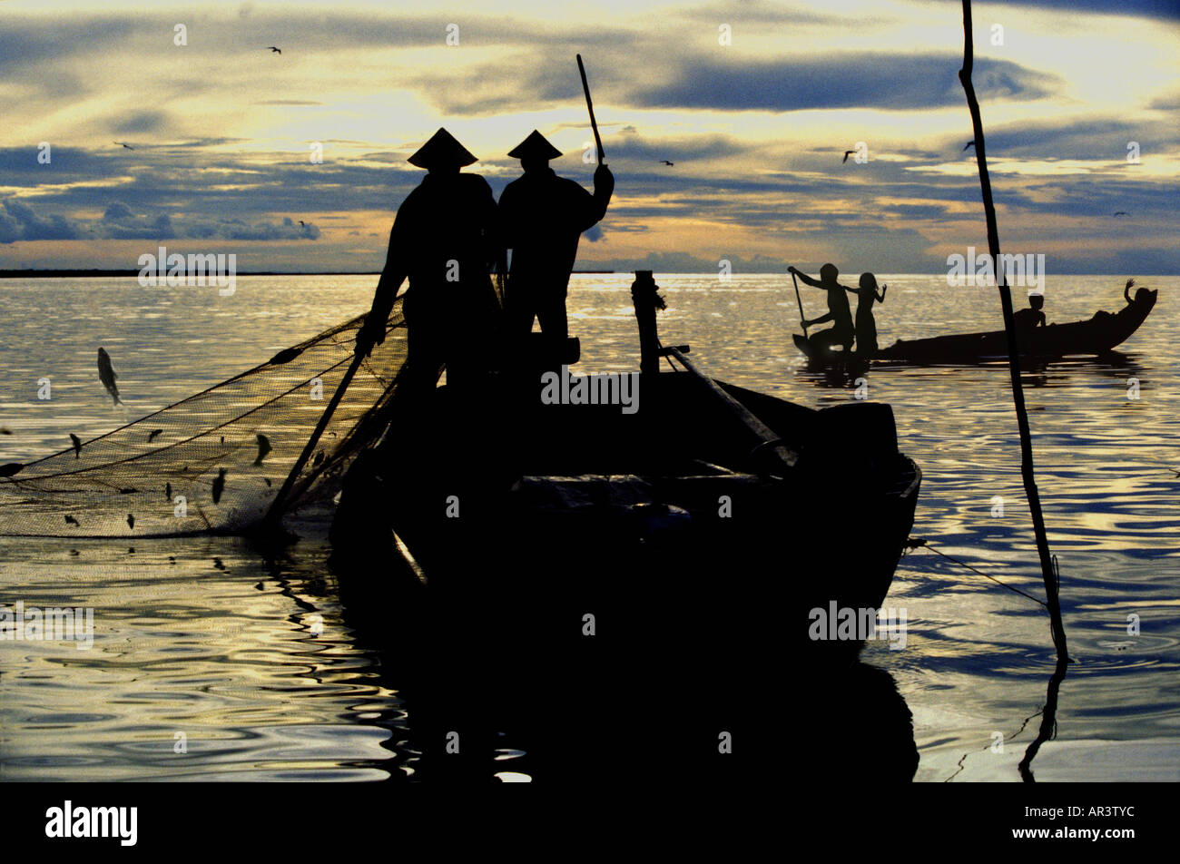 Fischer mit Netz, Tonle Sap See, Provinz Siem Reap, Kambodscha, Indochina Stockfoto