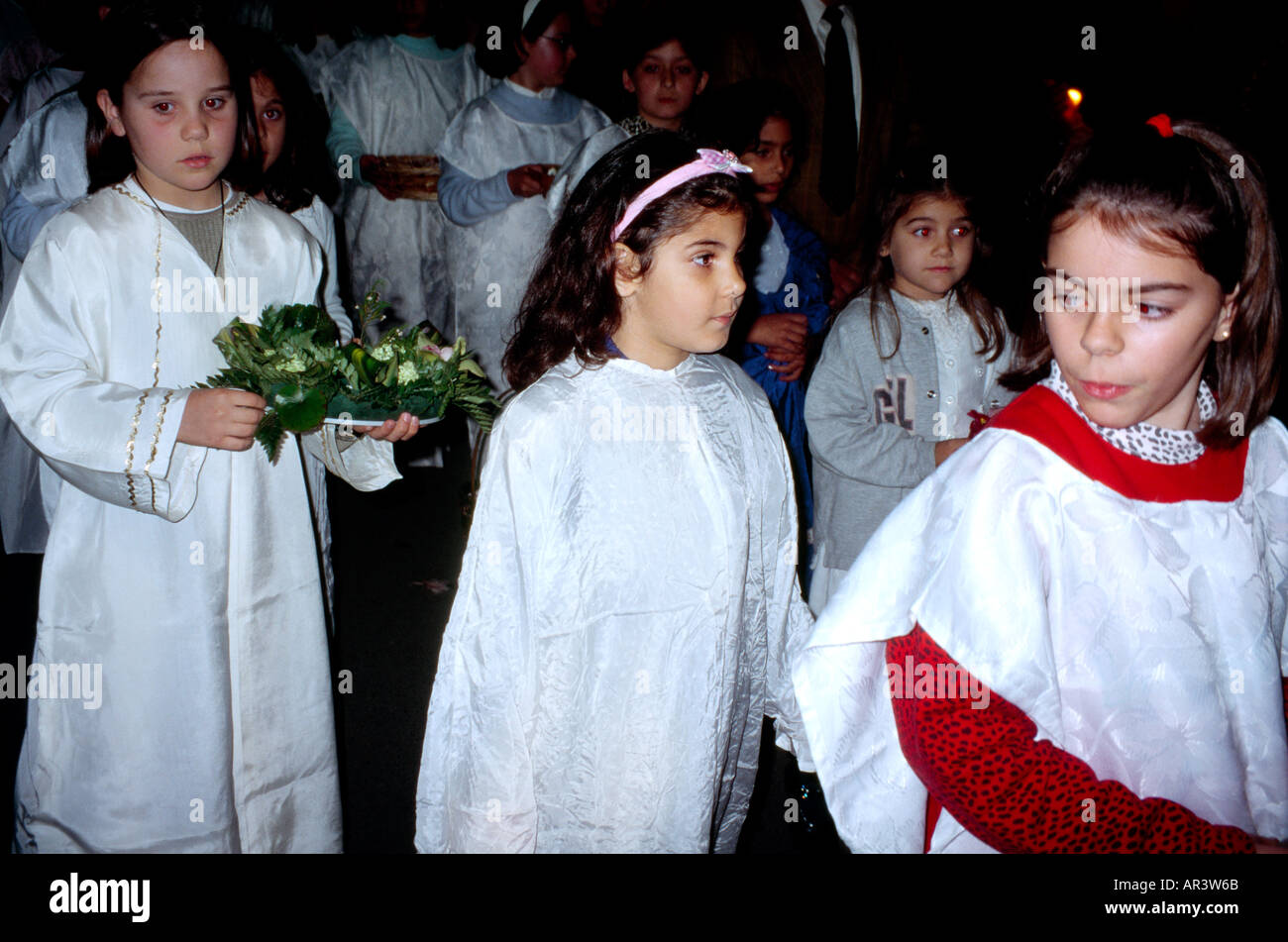 Vouliagmeni Griechenland Kinder gekleidet In weißen Karfreitag Stockfoto