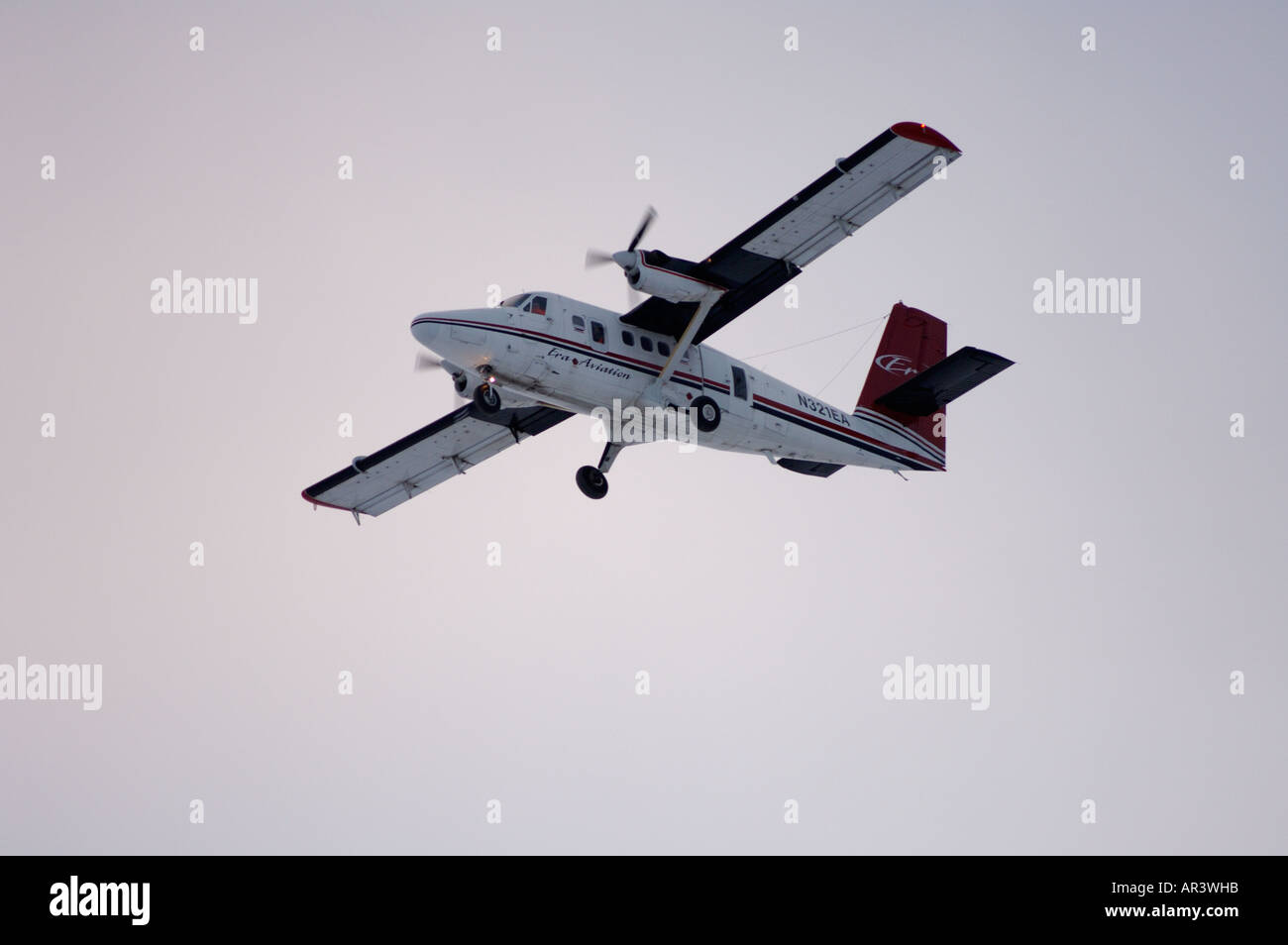 Flugzeug mit Forscher landet in der Arktis Dorf Kaktovik Barter Island Alaska tanken Stockfoto