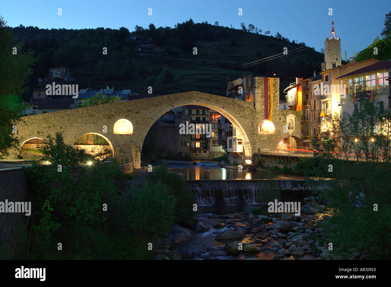 Pont Nou des 12. Jahrhunderts und Ter Fluss Camprodon, Ripolles. Provinz Girona. Katalonien. Spanien Stockfoto