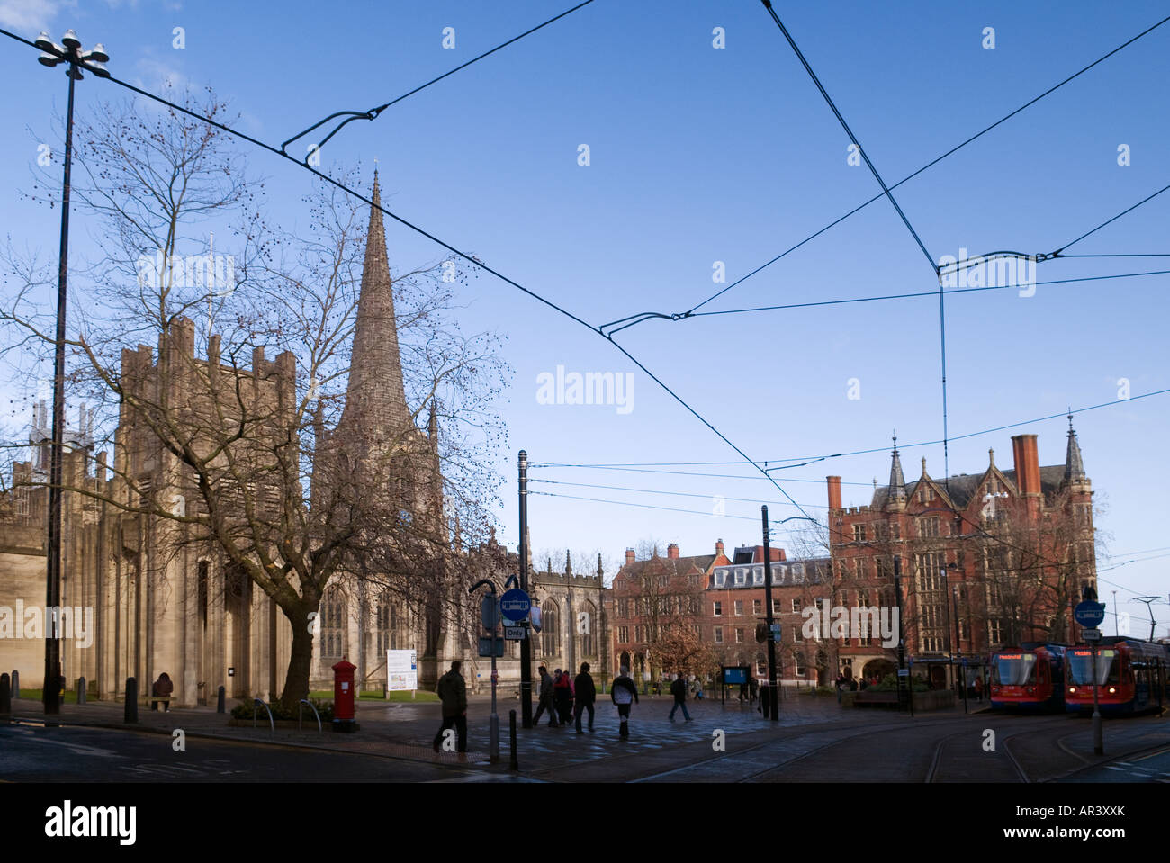Kathedrale der Stadt-Zentrum und Overhead Straßenbahn Kabel in High Street, Sheffield, "Great Britain" Stockfoto