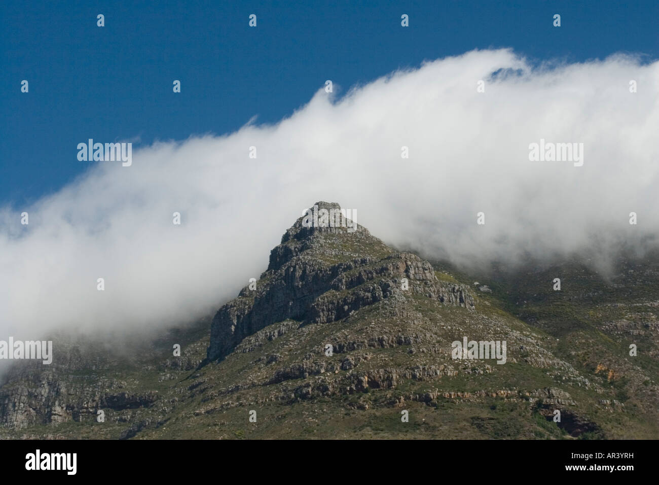 Table Mountain, befindet sich in Kapstadt, Südafrika ist oft von einer Wolke direkt über seinen Gipfel, bekannt als die Tischdecke drapiert begrenzt. Stockfoto