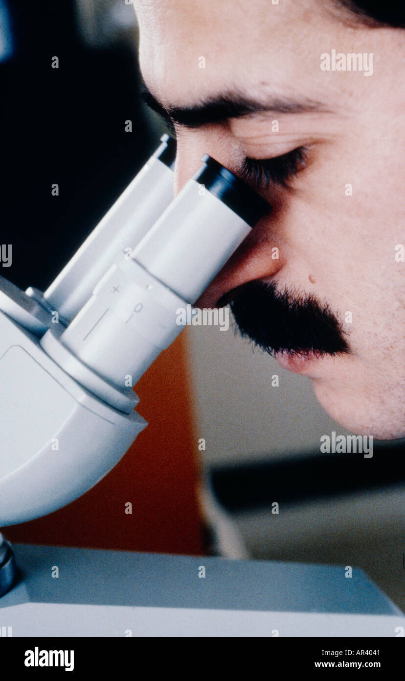 Mann mit Mikroskop Saudi-Arabien Stockfoto
