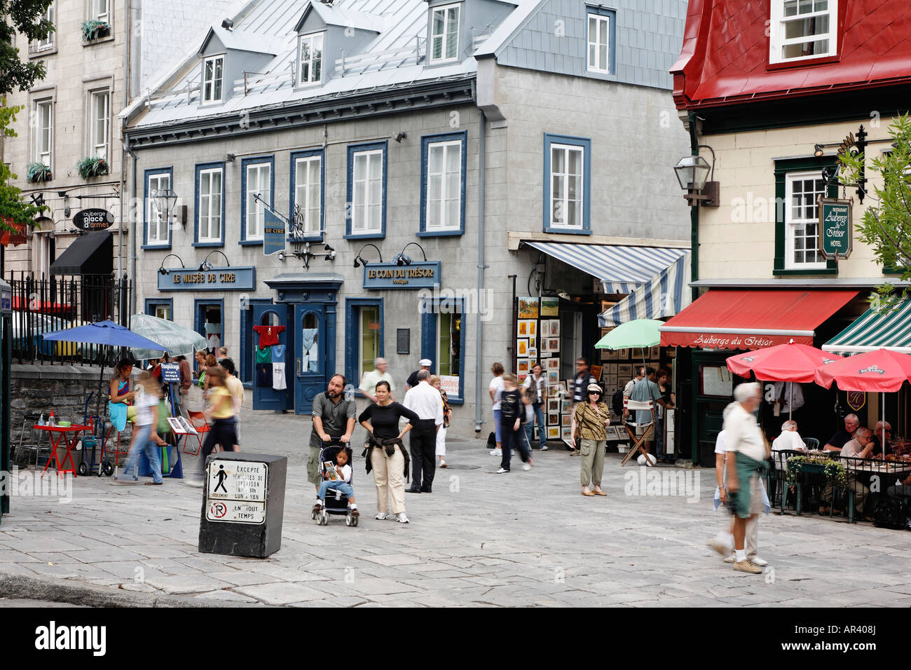 Touristen auf einem belebten Platz in der historischen Altstadt von Quebec City Quebec Kanada. Stockfoto