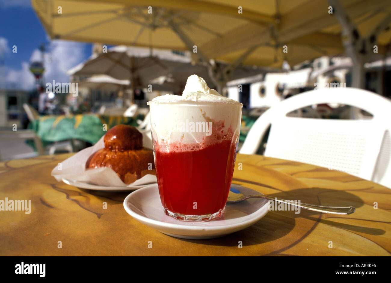 Kaffee, Brötchen / Gabbiano, Liparic Inseln, Italien Stockfoto