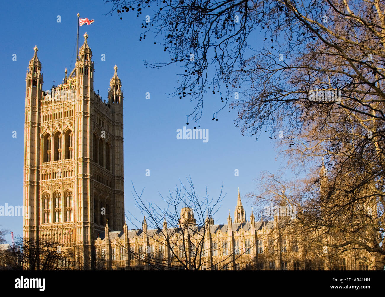Blick auf Victoria Tower gegen blauen Himmel in London, UK Stockfoto