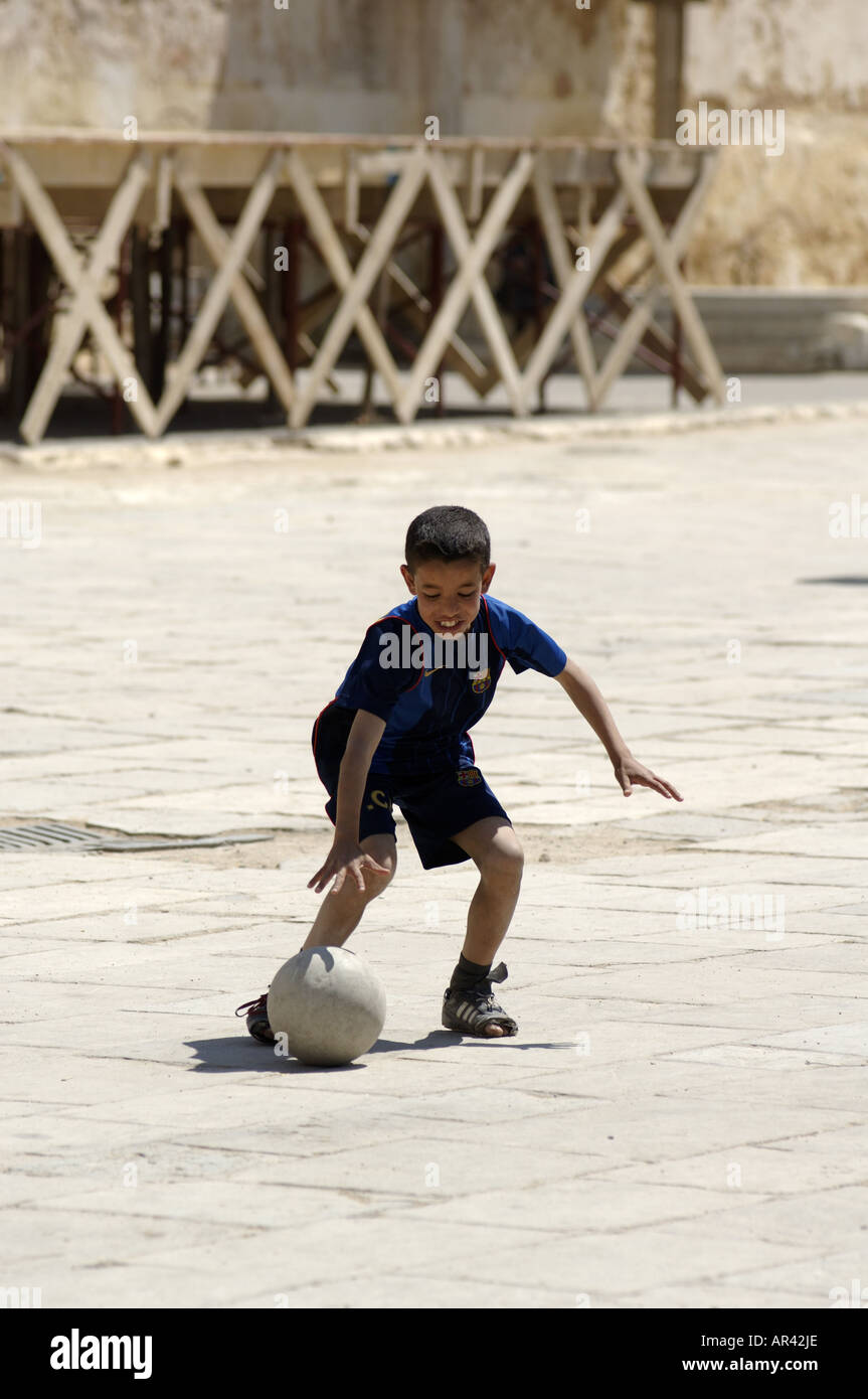 Jungen spielen Fußball, Place el Hedim, Meknès, Marokko Stockfoto