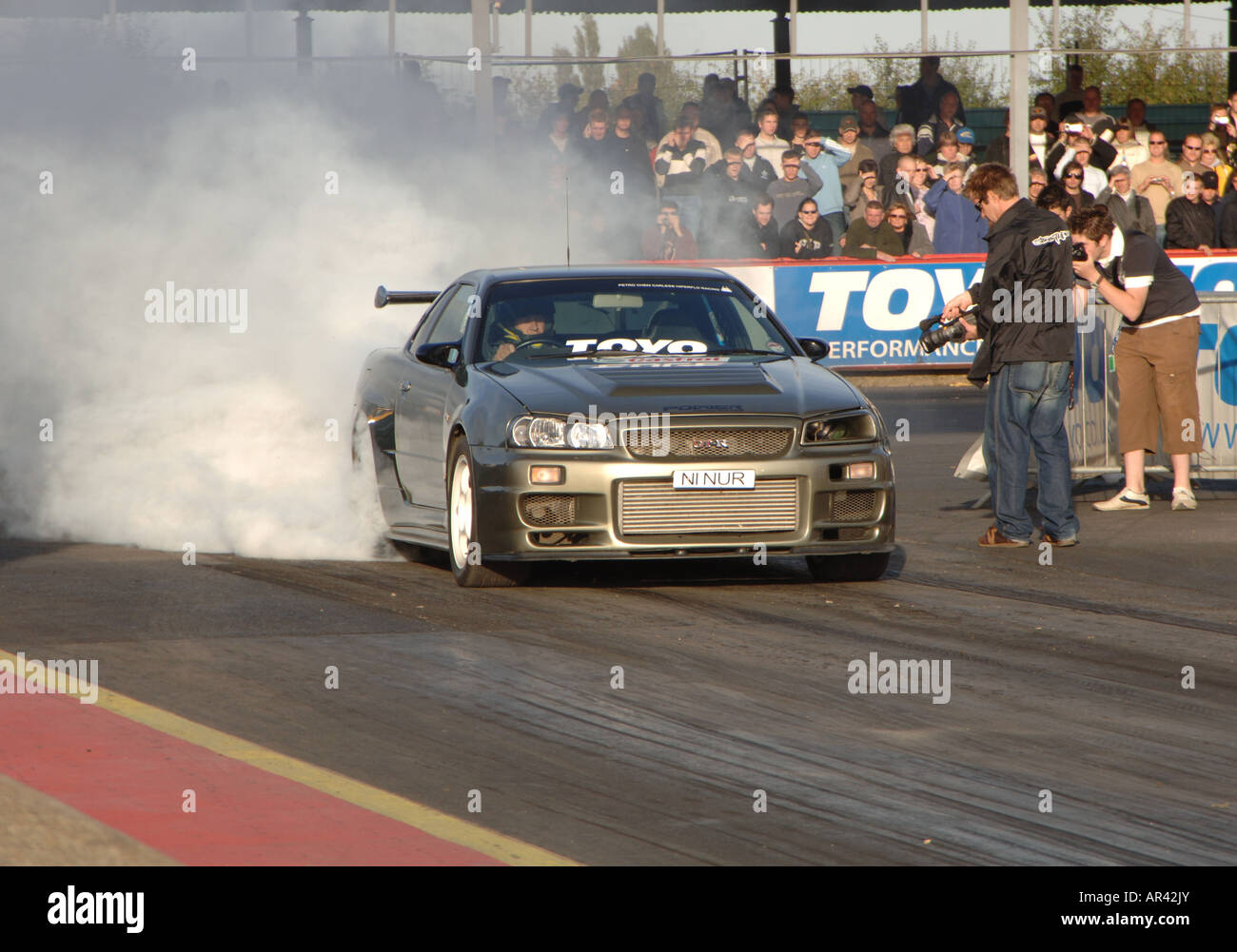 modifizierter Nissan Skyline Auto fährt die Linie um Santa Pod Viertel Meile Drag strip Stockfoto