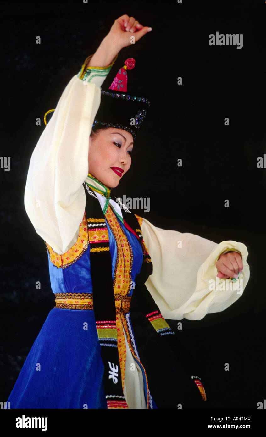 Eine mongolische Tänzerin führt einen traditionellen Tanz aus der Mongolei in NATIVE Kostüm Stockfoto
