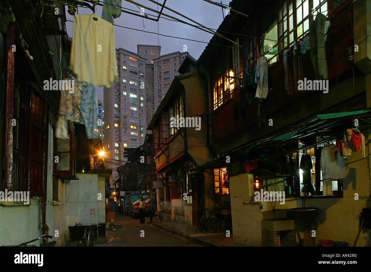 Waschen in der alten Stadt und neue Highrise, Shanghai Stockfoto