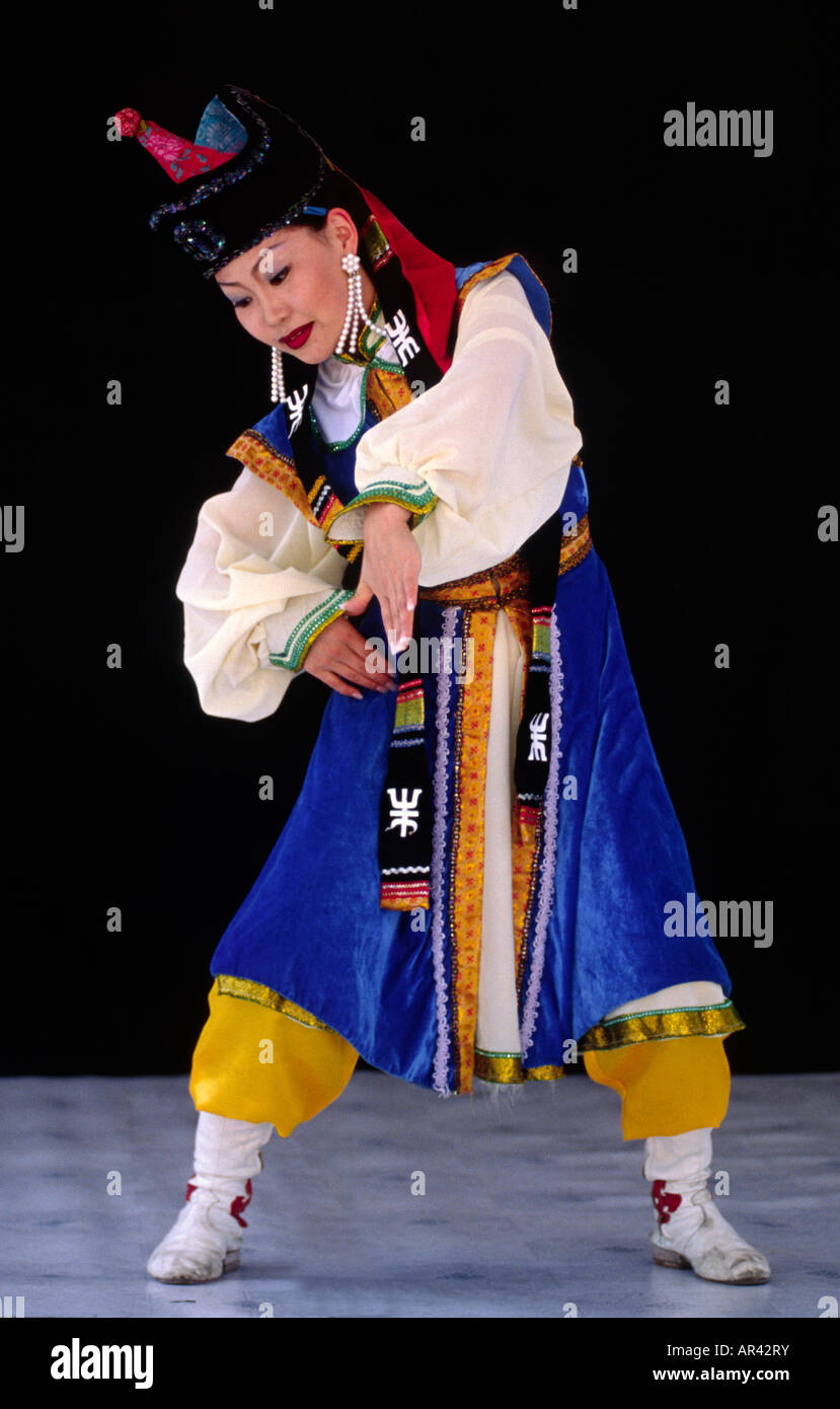 Eine mongolische Tänzerin führt einen traditionellen Tanz aus der Mongolei in NATIVE Kostüm Stockfoto